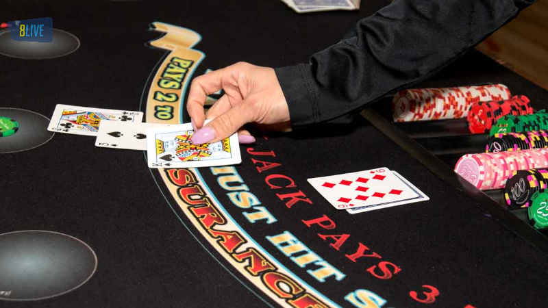 Cách chơi Blackjack: Hướng dẫn về Hit và Stand